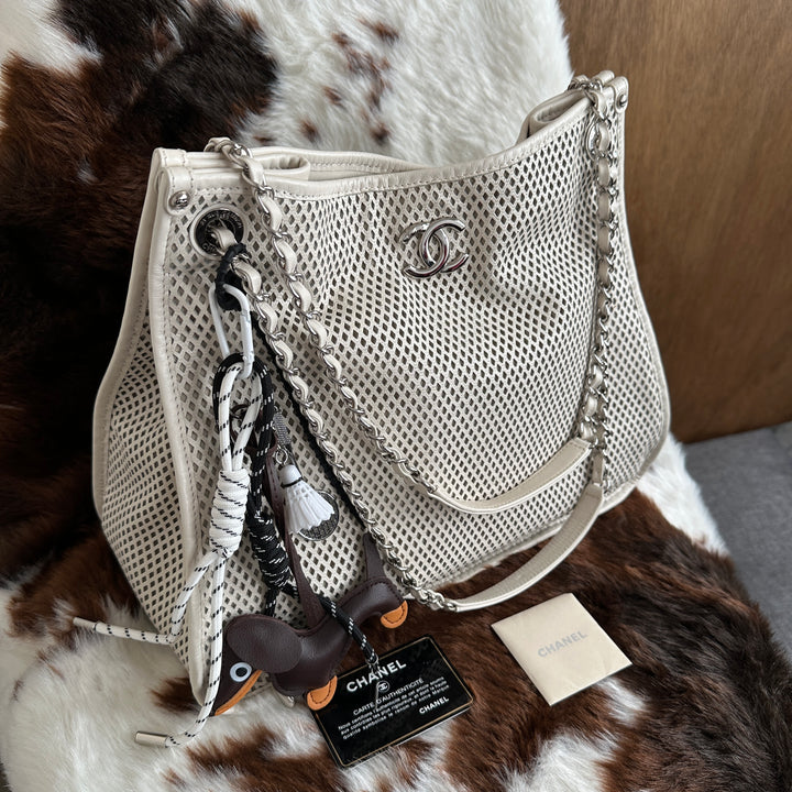CHANEL Perforated Leather Chain Tote Bag 🤍｜Unique Perforated Design × Versatile Chain Strap × Spacious Everyday Capacity