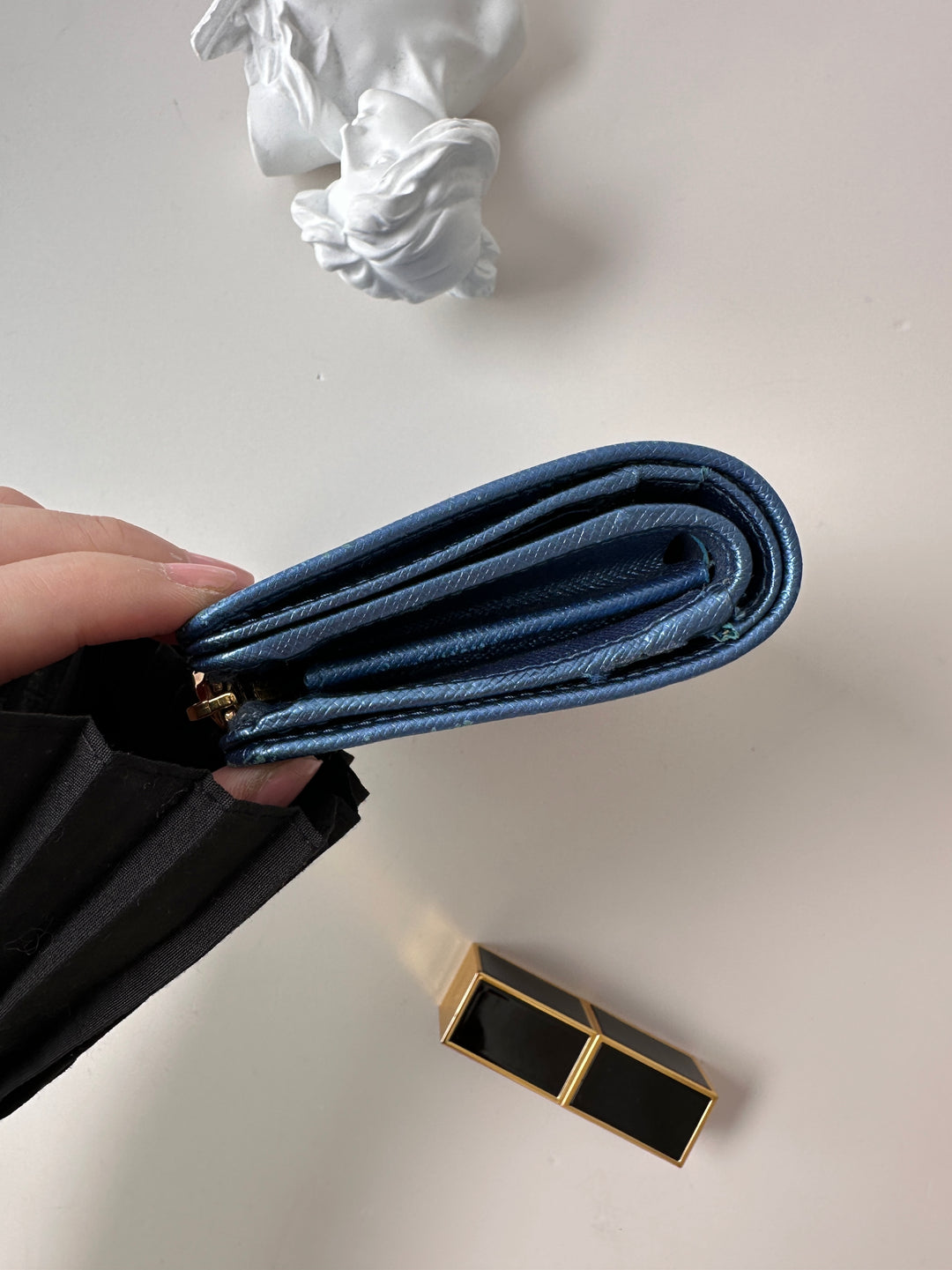 Prada Saffiano Leather Compact Wallet 💙✨｜Iconic Saffiano Texture😍・Elegant Blue Tone・Compact & Functional