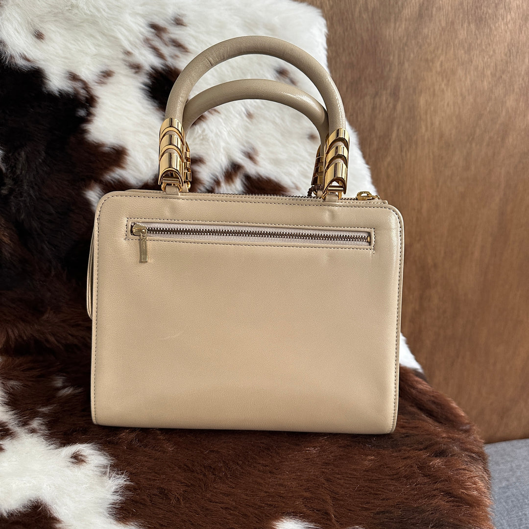 Valentino Garavani Top Handle Handbag 🤍｜Elegant Ivory Leather × Signature V Logo × Sophisticated Gold Hardware