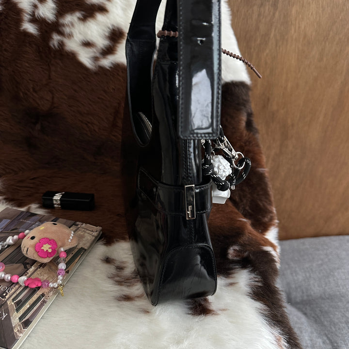 Ferragamo Gancini Hobo Shoulder Bag 🖤｜Glossy Black Patent Leather × Signature Gancini Detail × Sleek Minimalist Shape