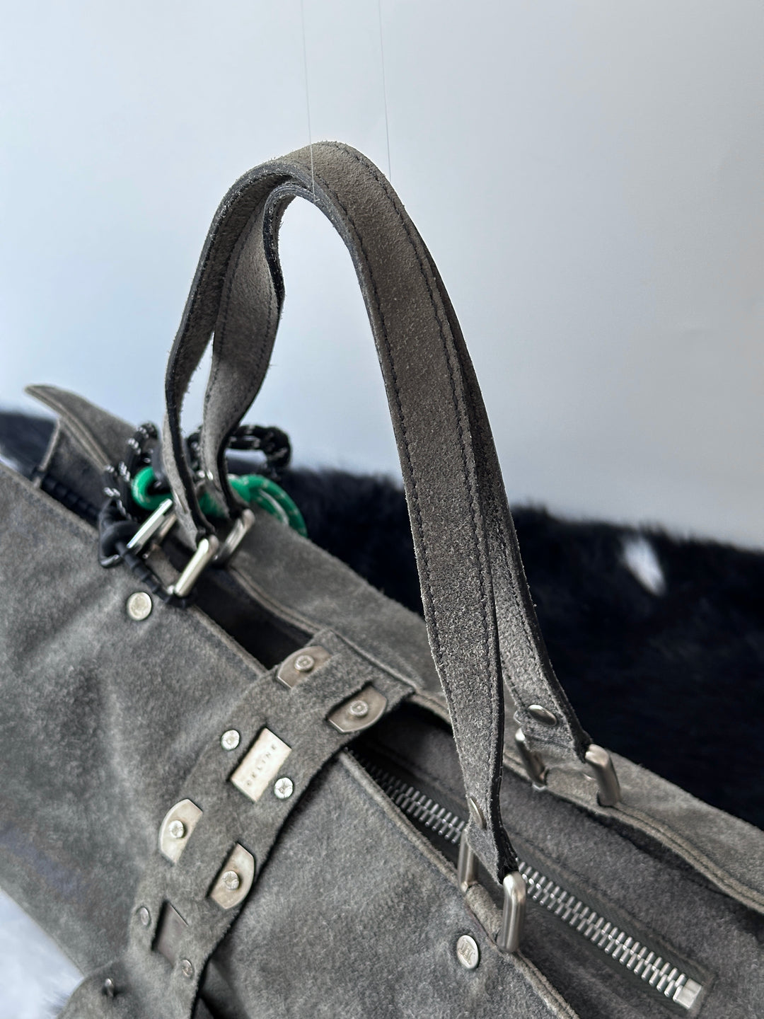 Celine Suede Baguette Bag 🩶｜Moto Buckle Detail・Soft Suede Texture・Effortless Vintage Chic