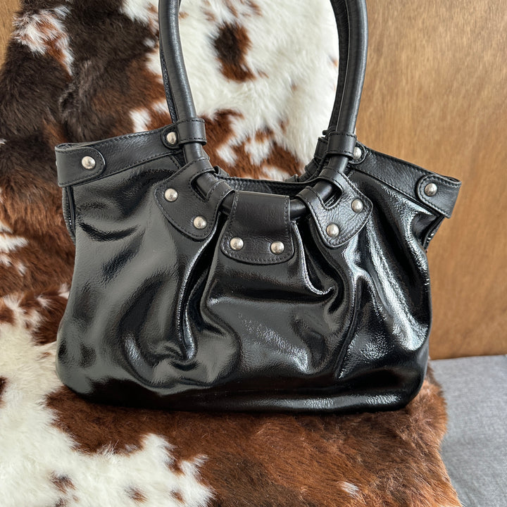 Salvatore Ferragamo Gancini Leather Handbag 🖤｜Glossy Black Leather × Signature Gancini Detail × Elegant Everyday Style