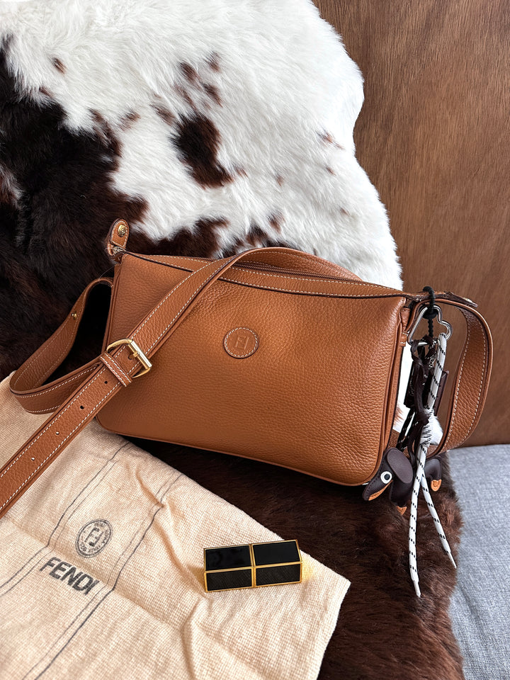 Fendi Caramel Leather Crossbody Bag 🤎🧡｜Vintage Simplicity × Triple-Compartment Design × Full Set Value