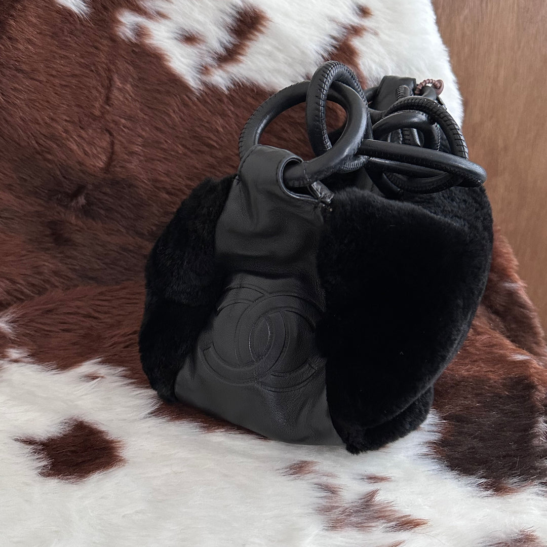 CHANEL Fur & Leather Hobo Shoulder Bag 🖤｜Soft Fur Texture × Signature Ring Detail × Chic Small Size