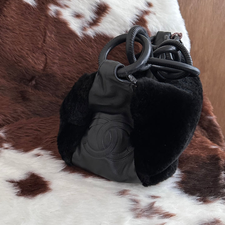 CHANEL Fur & Leather Hobo Shoulder Bag 🖤｜Soft Fur Texture × Signature Ring Detail × Chic Small Size
