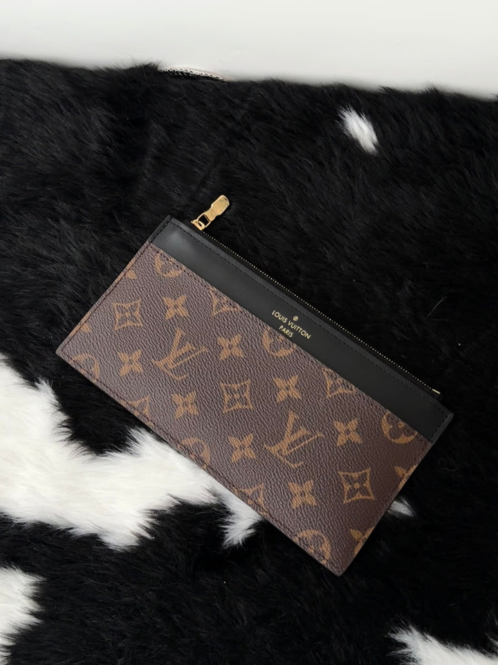 Louis Vuitton Monogram Slim Zippy Pouch 🖤🤎｜Classic Monogram Canvas・Multi-Functional Design・Travel Essential