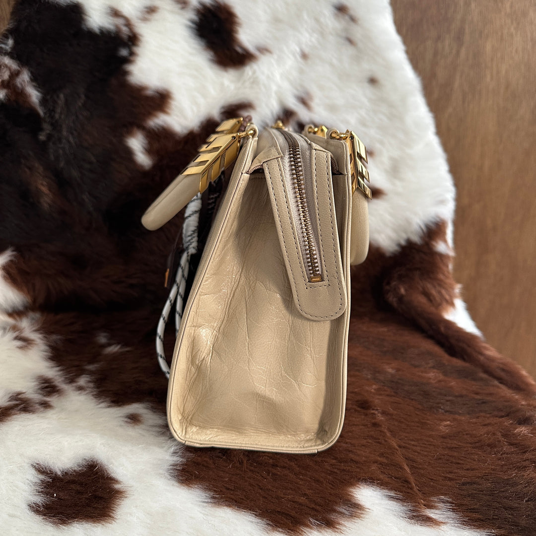 Valentino Garavani Top Handle Handbag 🤍｜Elegant Ivory Leather × Signature V Logo × Sophisticated Gold Hardware