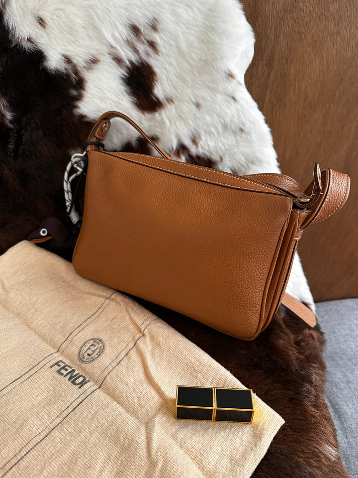 Fendi Caramel Leather Crossbody Bag 🤎🧡｜Vintage Simplicity × Triple-Compartment Design × Full Set Value