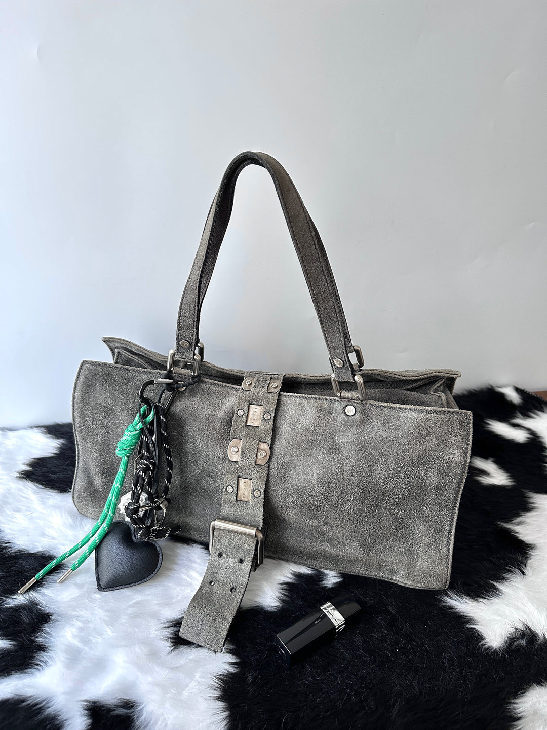 Celine Suede Baguette Bag 🩶｜Moto Buckle Detail・Soft Suede Texture・Effortless Vintage Chic