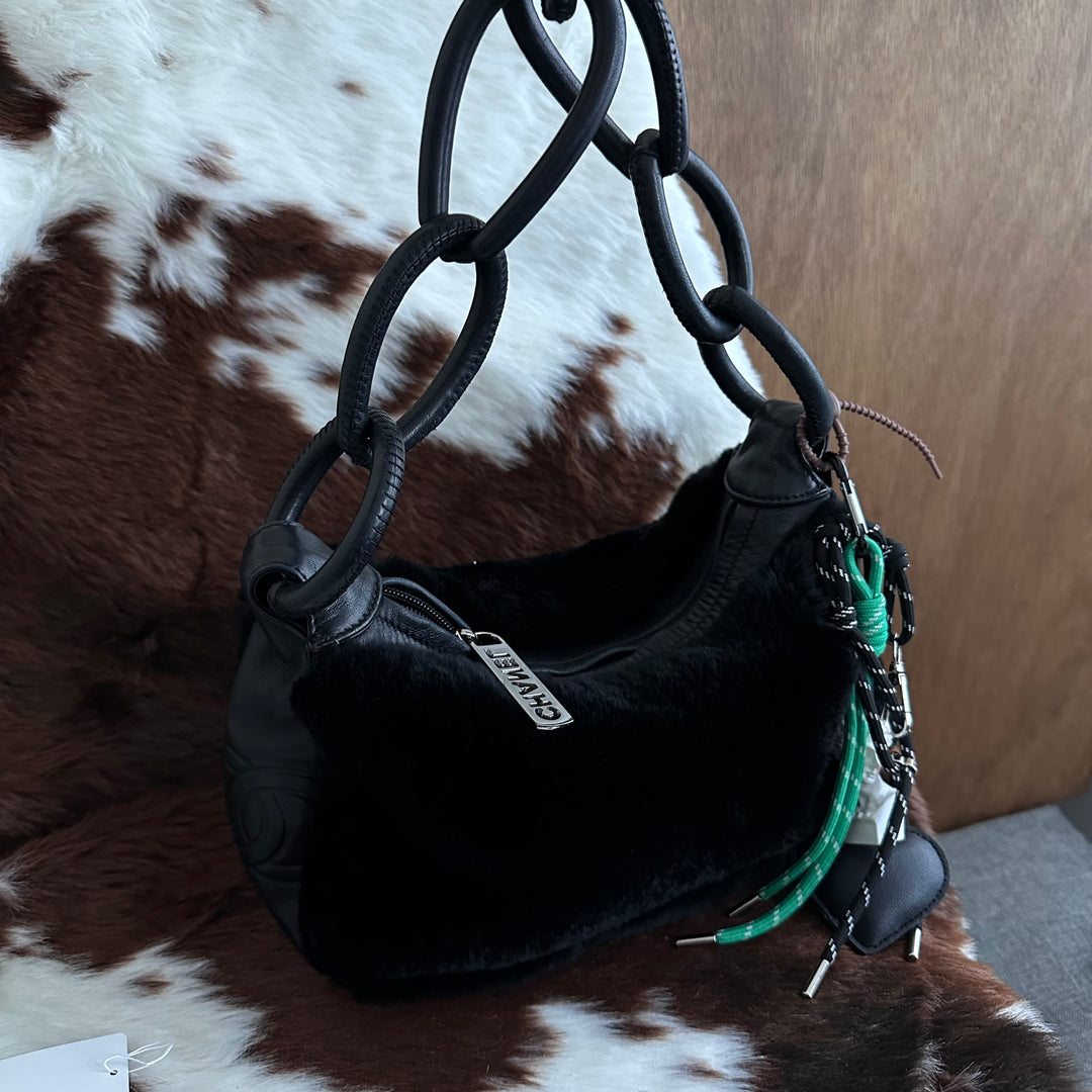 CHANEL Fur & Leather Hobo Shoulder Bag 🖤｜Soft Fur Texture × Signature Ring Detail × Chic Small Size