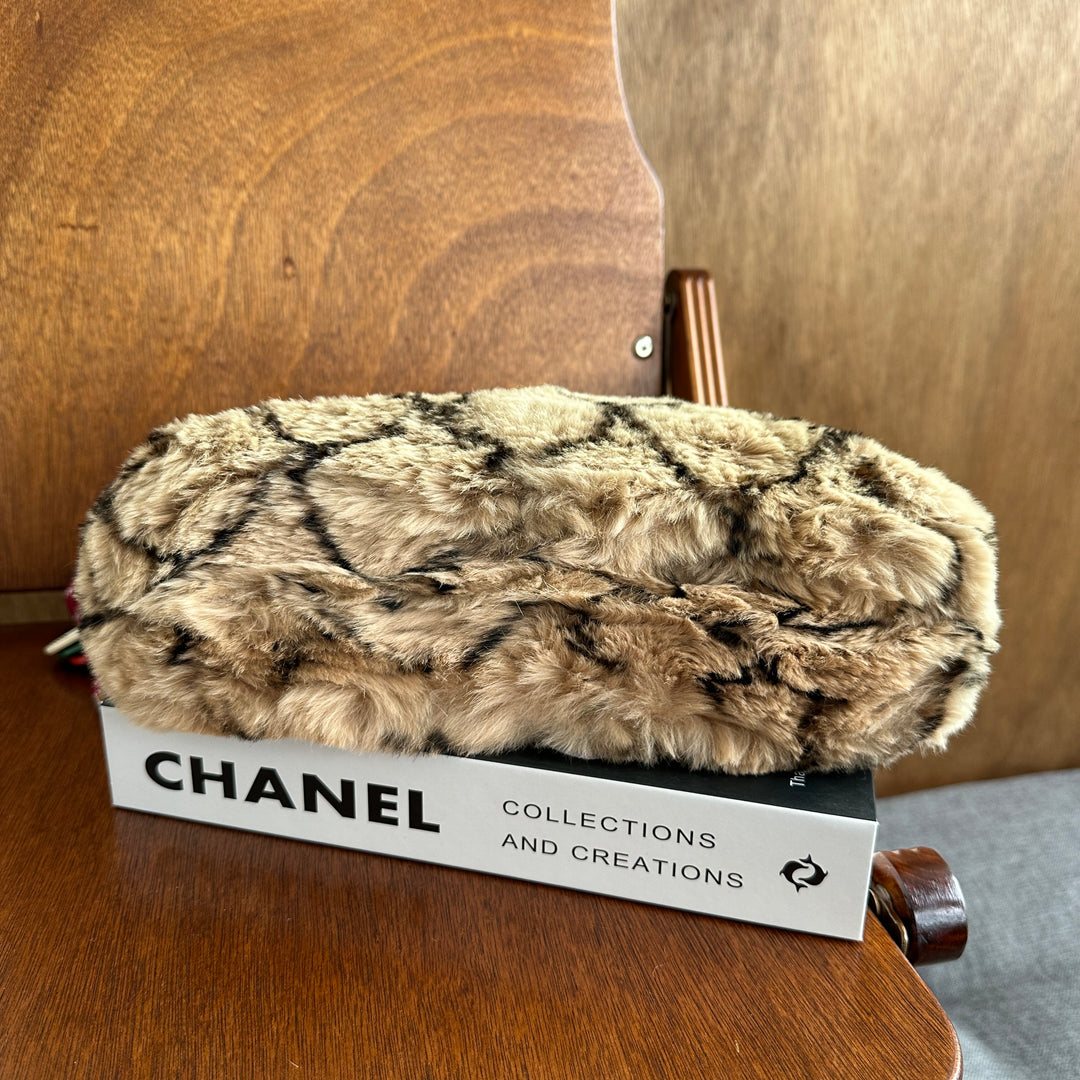 CHANEL Rabbit Fur Quilted Chain Bag 🐰｜Soft Rabbit Fur Texture × Iconic CC Quilting × Versatile Chain Strap