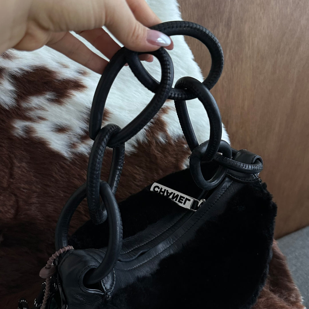 CHANEL Fur & Leather Hobo Shoulder Bag 🖤｜Soft Fur Texture × Signature Ring Detail × Chic Small Size