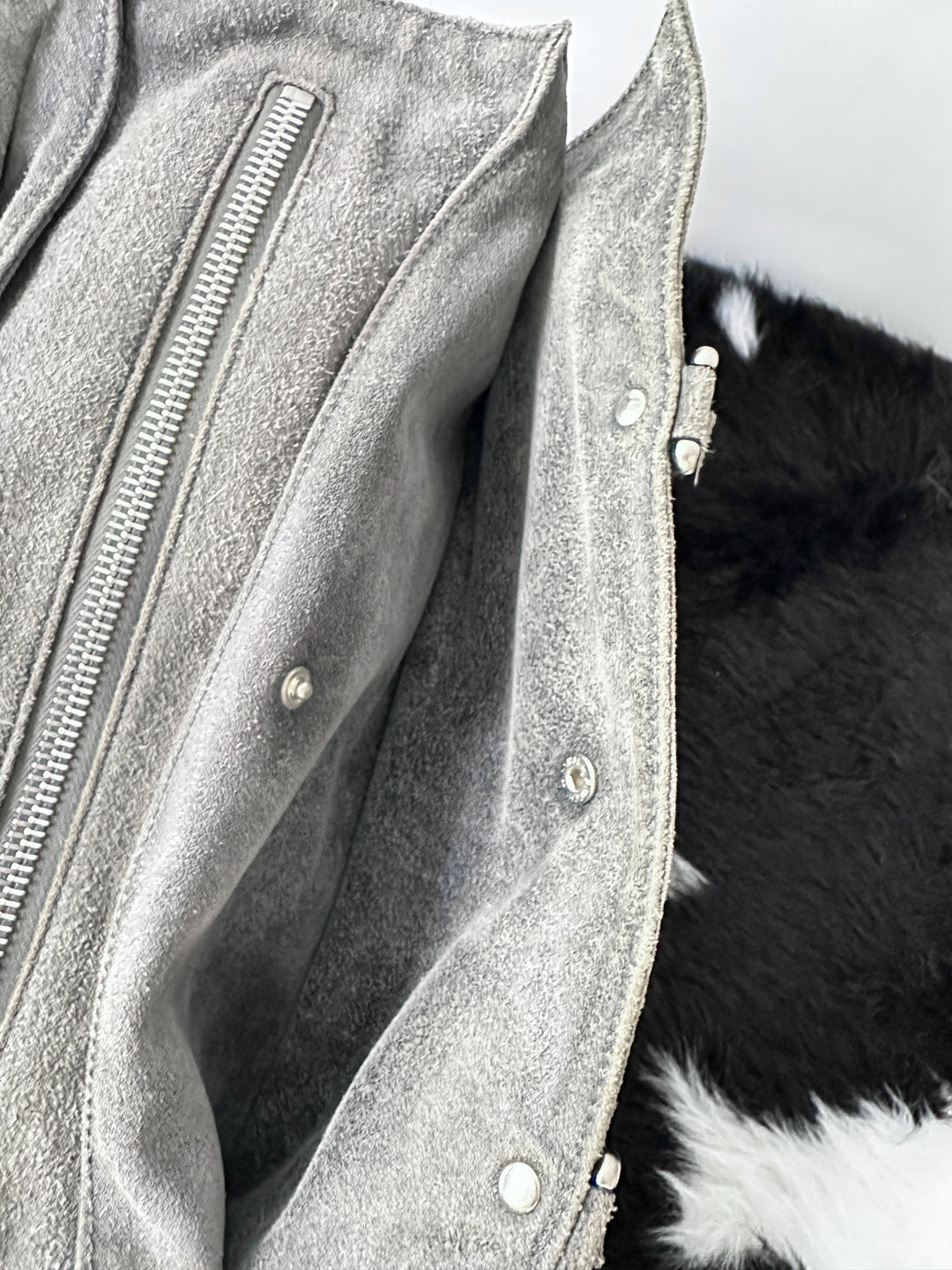 Celine Suede Baguette Bag 🩶｜Moto Buckle Detail・Soft Suede Texture・Effortless Vintage Chic