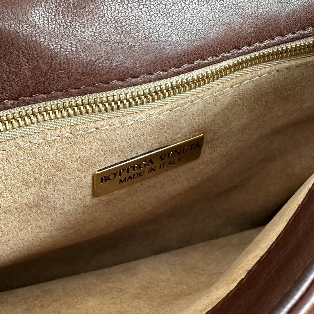 Bottega Veneta Intrecciato Top Handle Bag 🤎｜Signature Intrecciato Weave × Rich Brown & Khaki Leather × Elegant Top Handle