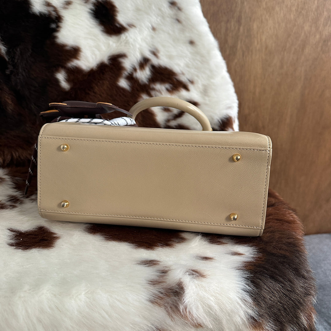 Valentino Garavani Top Handle Handbag 🤍｜Elegant Ivory Leather × Signature V Logo × Sophisticated Gold Hardware