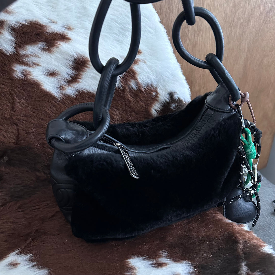 CHANEL Fur & Leather Hobo Shoulder Bag 🖤｜Soft Fur Texture × Signature Ring Detail × Chic Small Size