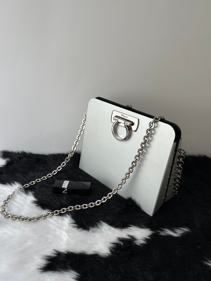 Salvatore Ferragamo Gancini Metal Box Chain Bag 🩶✨｜Iconic Gancini Hardware・Structured Box Design・Collectible Piece