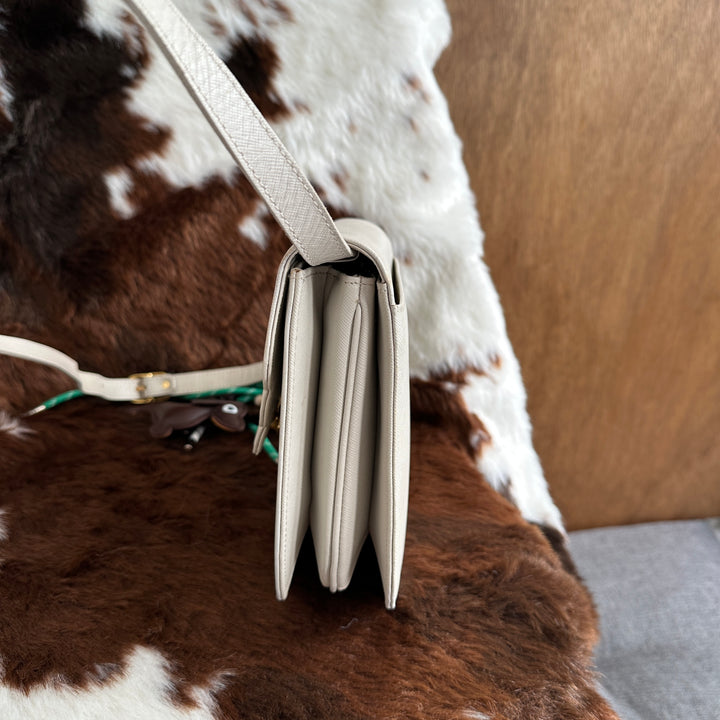Yves Saint Laurent Leather Shoulder Bag 🤍｜Elegant White Leather × Scalloped Flap Design × Minimalist YSL Style