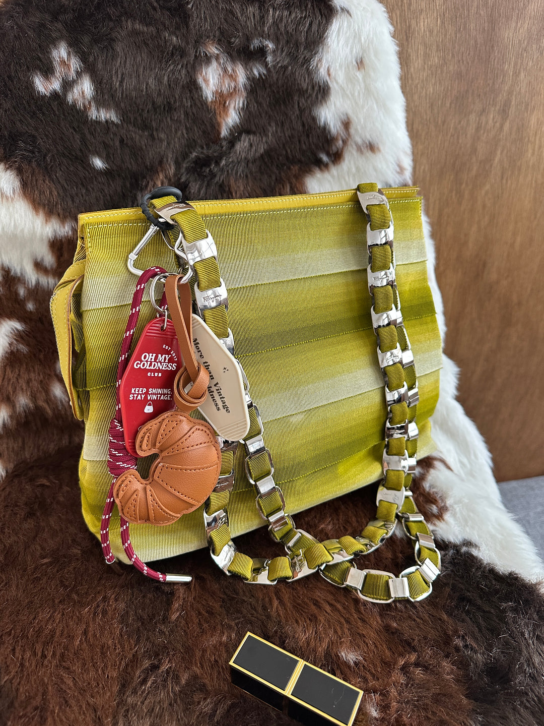 Ferragamo Logo Chain Shoulder Bag 🥑｜Avocado Gradient Tone × Signature Logo Chain × Lightweight Everyday Style