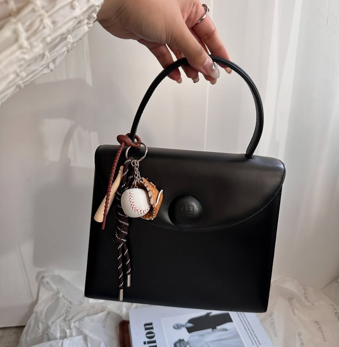 GIVENCHY So Black Kelly｜Minimalist Elegance × Playful Personalization 🖤