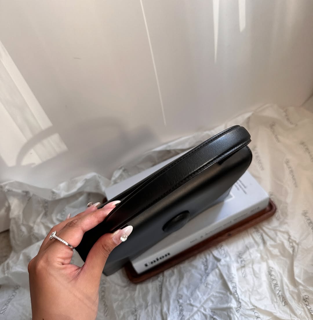 GIVENCHY So Black Kelly｜Minimalist Elegance × Playful Personalization 🖤
