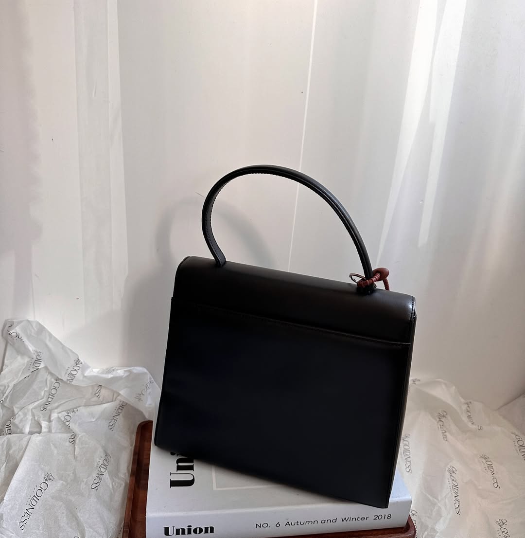 GIVENCHY So Black Kelly｜Minimalist Elegance × Playful Personalization 🖤