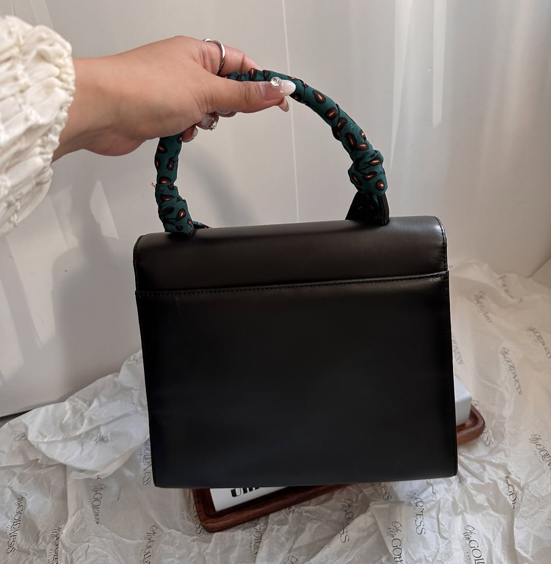 GIVENCHY So Black Kelly｜Minimalist Elegance × Playful Personalization 🖤