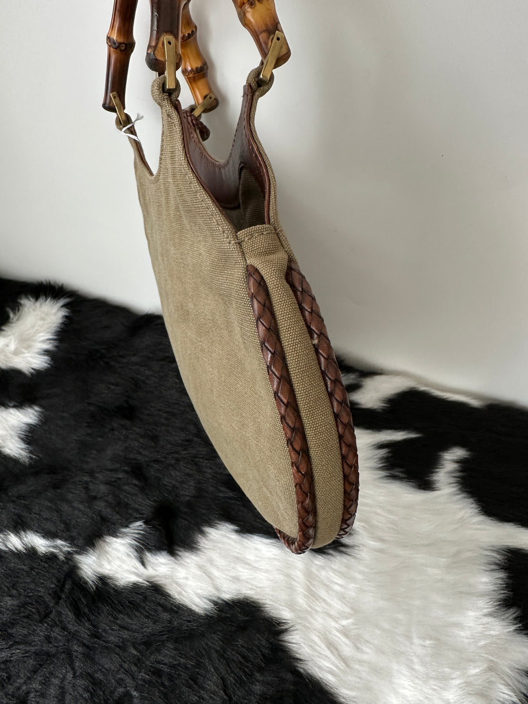 Gucci “Bamboo Woven-Edge Tote” 🫒✨ | Rare Craftsmanship & Effortless Lightness