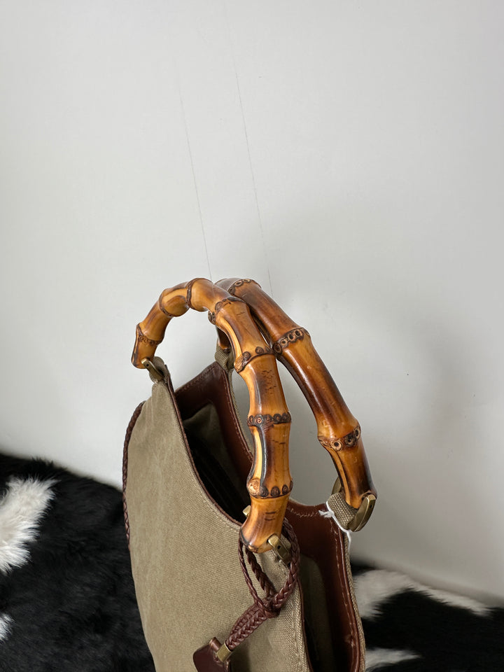 Gucci “Bamboo Woven-Edge Tote” 🫒✨ | Rare Craftsmanship & Effortless Lightness