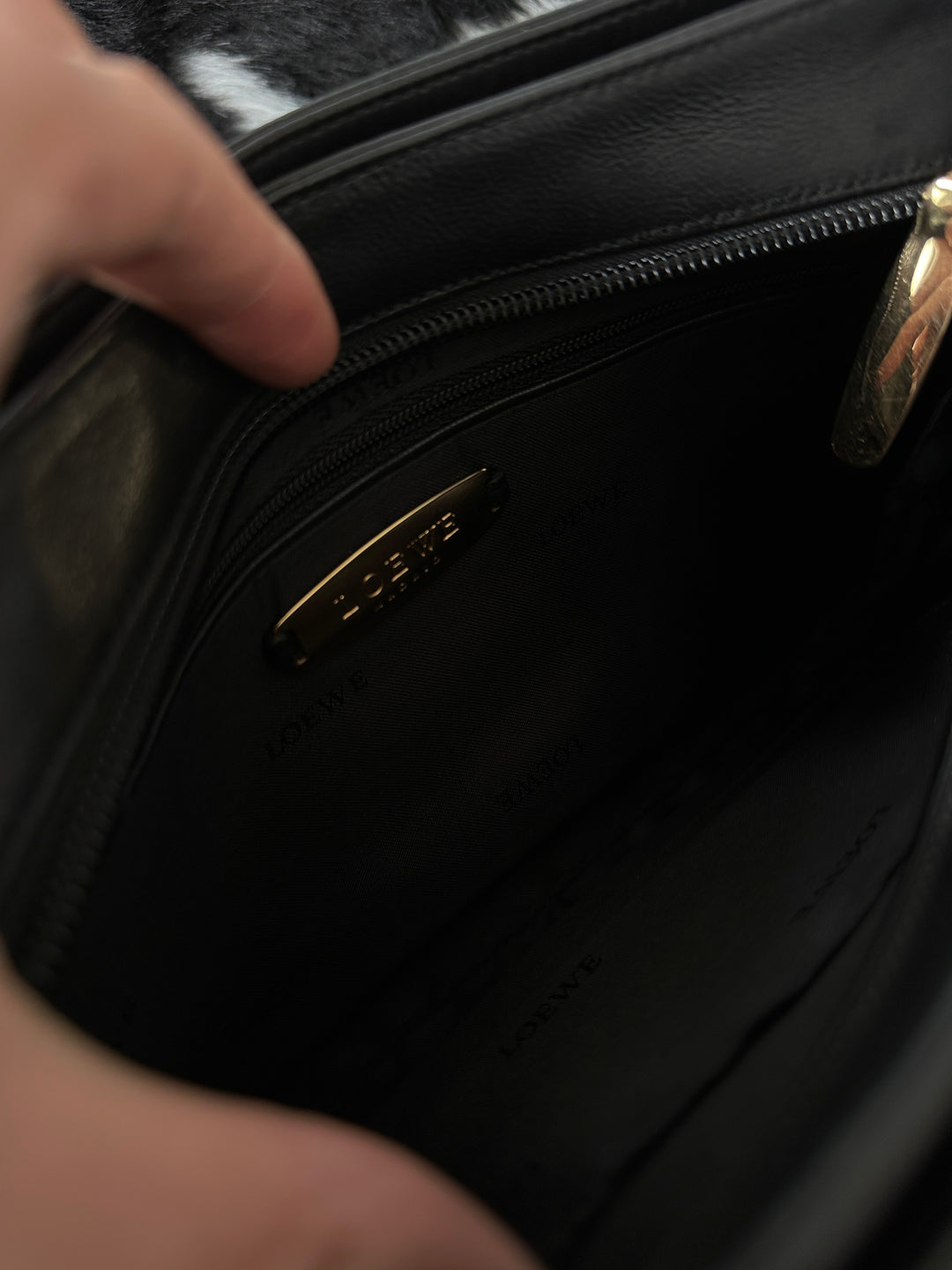 LOEWE Shoulder Bag｜Supple Lambskin Leather × Minimalist Silhouette × Light & Practical Everyday Design 🖤✨