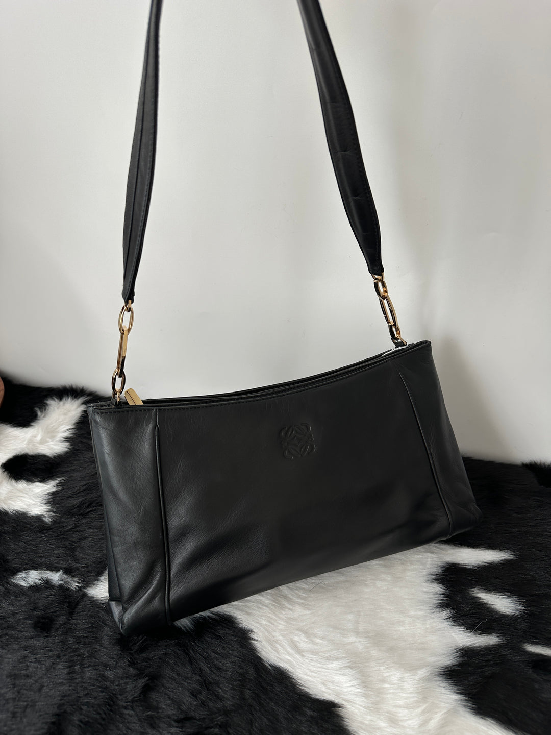 LOEWE Shoulder Bag｜Supple Lambskin Leather × Minimalist Silhouette × Light & Practical Everyday Design 🖤✨