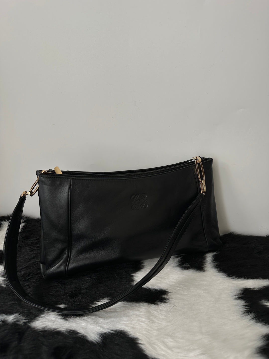 LOEWE Shoulder Bag｜Supple Lambskin Leather × Minimalist Silhouette × Light & Practical Everyday Design 🖤✨