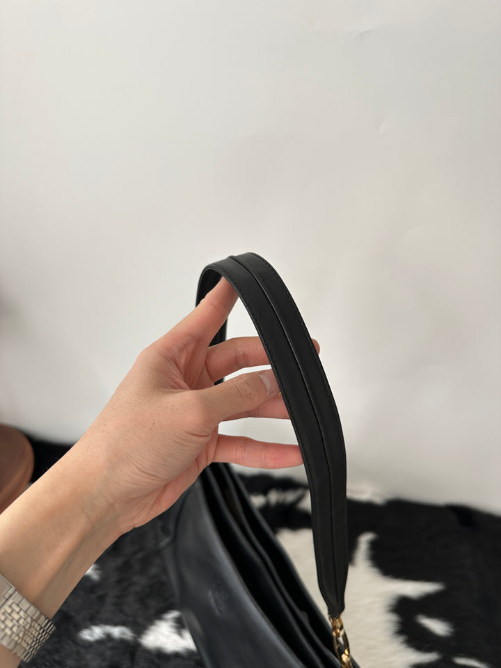 LOEWE Shoulder Bag｜Supple Lambskin Leather × Minimalist Silhouette × Light & Practical Everyday Design 🖤✨