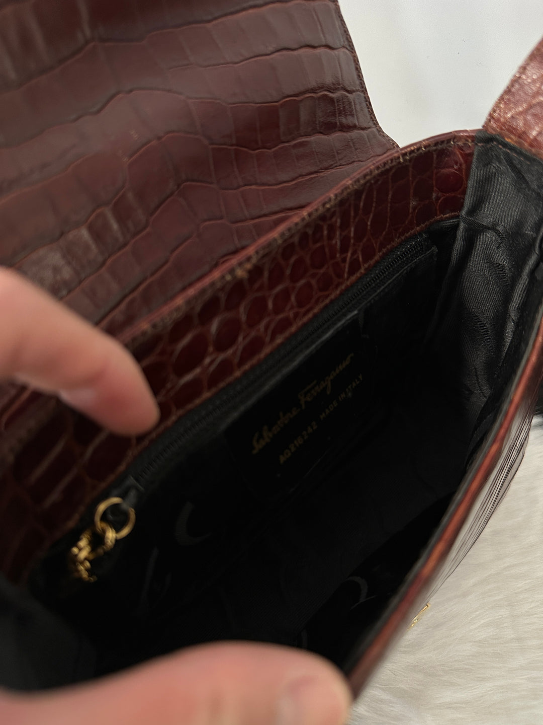 FERRAGAMO Croc-Embossed Horseshoe Buckle Crossbody｜Lightweight Daily Luxury × Rich Bordeaux Tone × Iconic Gancini Detail 🔥🤎