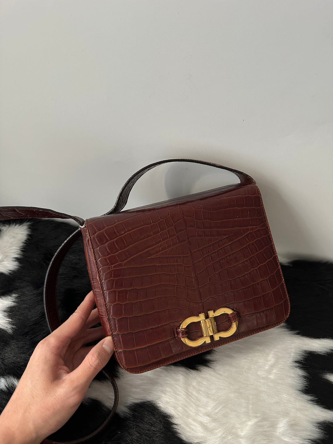 FERRAGAMO Croc-Embossed Horseshoe Buckle Crossbody｜Lightweight Daily Luxury × Rich Bordeaux Tone × Iconic Gancini Detail 🔥🤎
