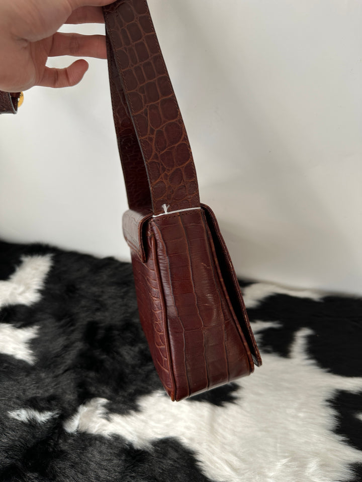 FERRAGAMO Croc-Embossed Horseshoe Buckle Crossbody｜Lightweight Daily Luxury × Rich Bordeaux Tone × Iconic Gancini Detail 🔥🤎