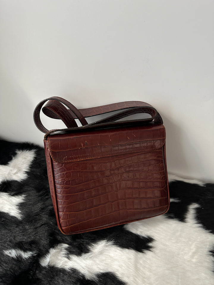 FERRAGAMO Croc-Embossed Horseshoe Buckle Crossbody｜Lightweight Daily Luxury × Rich Bordeaux Tone × Iconic Gancini Detail 🔥🤎