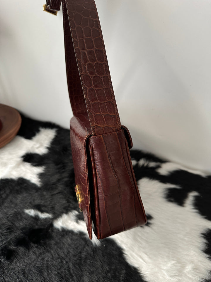 FERRAGAMO Croc-Embossed Horseshoe Buckle Crossbody｜Lightweight Daily Luxury × Rich Bordeaux Tone × Iconic Gancini Detail 🔥🤎