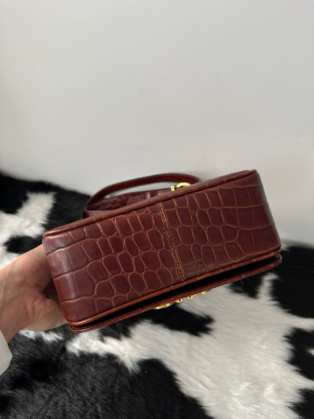 FERRAGAMO Croc-Embossed Horseshoe Buckle Crossbody｜Lightweight Daily Luxury × Rich Bordeaux Tone × Iconic Gancini Detail 🔥🤎