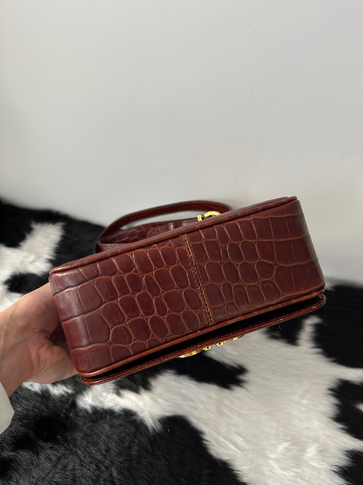 FERRAGAMO Croc-Embossed Horseshoe Buckle Crossbody｜Lightweight Daily Luxury × Rich Bordeaux Tone × Iconic Gancini Detail 🔥🤎