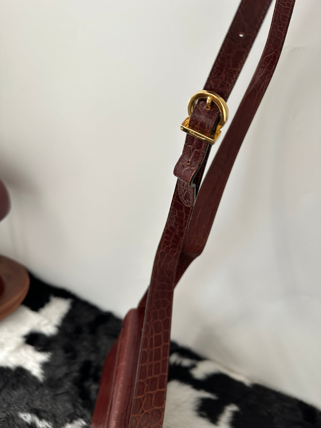 FERRAGAMO Croc-Embossed Horseshoe Buckle Crossbody｜Lightweight Daily Luxury × Rich Bordeaux Tone × Iconic Gancini Detail 🔥🤎