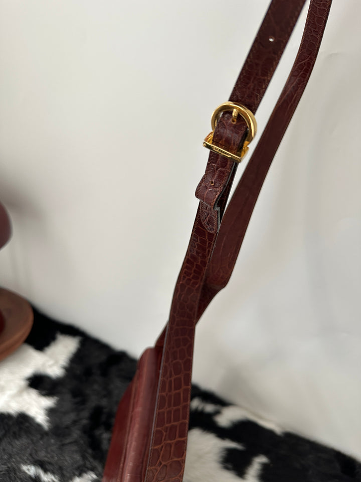 FERRAGAMO Croc-Embossed Horseshoe Buckle Crossbody｜Lightweight Daily Luxury × Rich Bordeaux Tone × Iconic Gancini Detail 🔥🤎