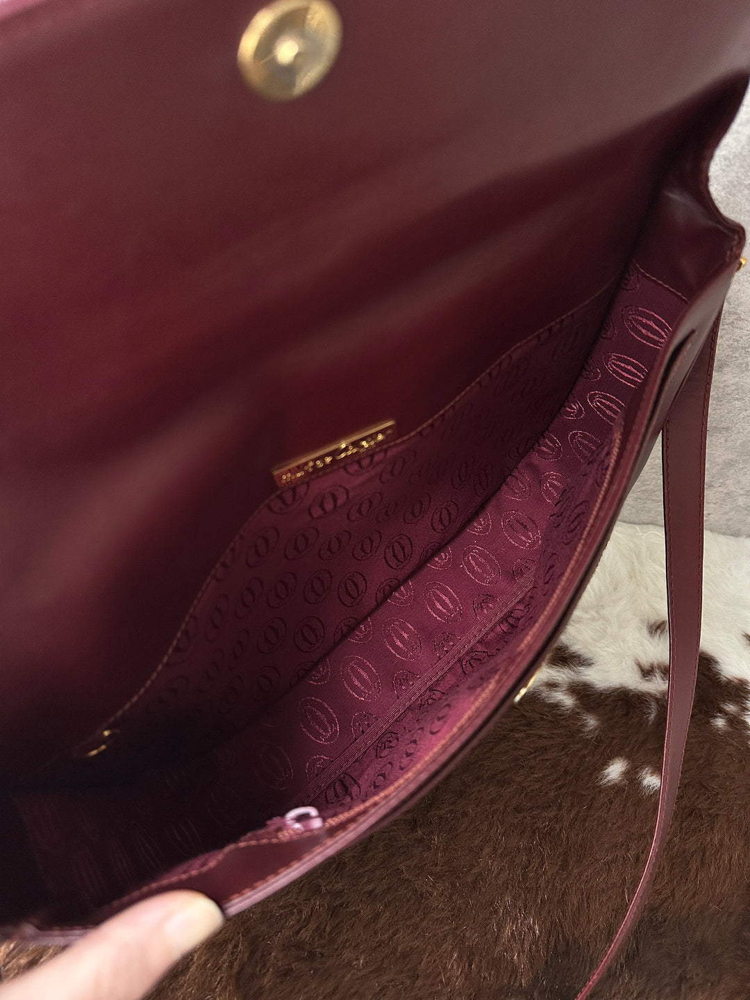 Cartier Burgundy Leather Messenger Bag 🍷｜Roomy Capacity × Crossbody Styling × Elegant Casual Look