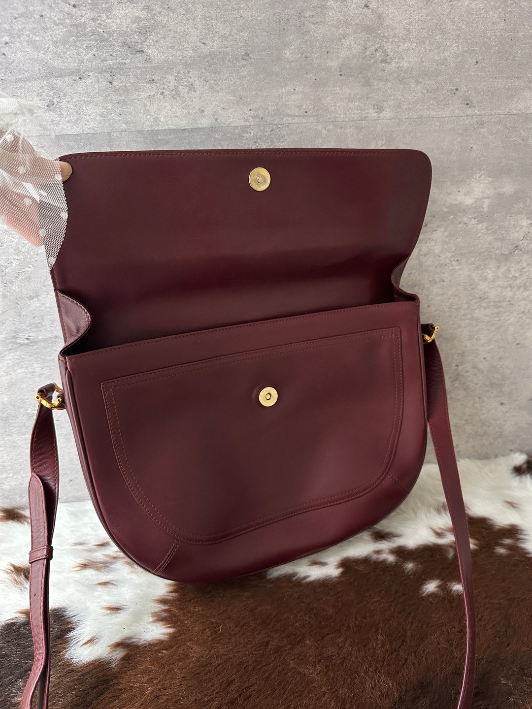 Cartier Burgundy Leather Messenger Bag 🍷｜Roomy Capacity × Crossbody Styling × Elegant Casual Look