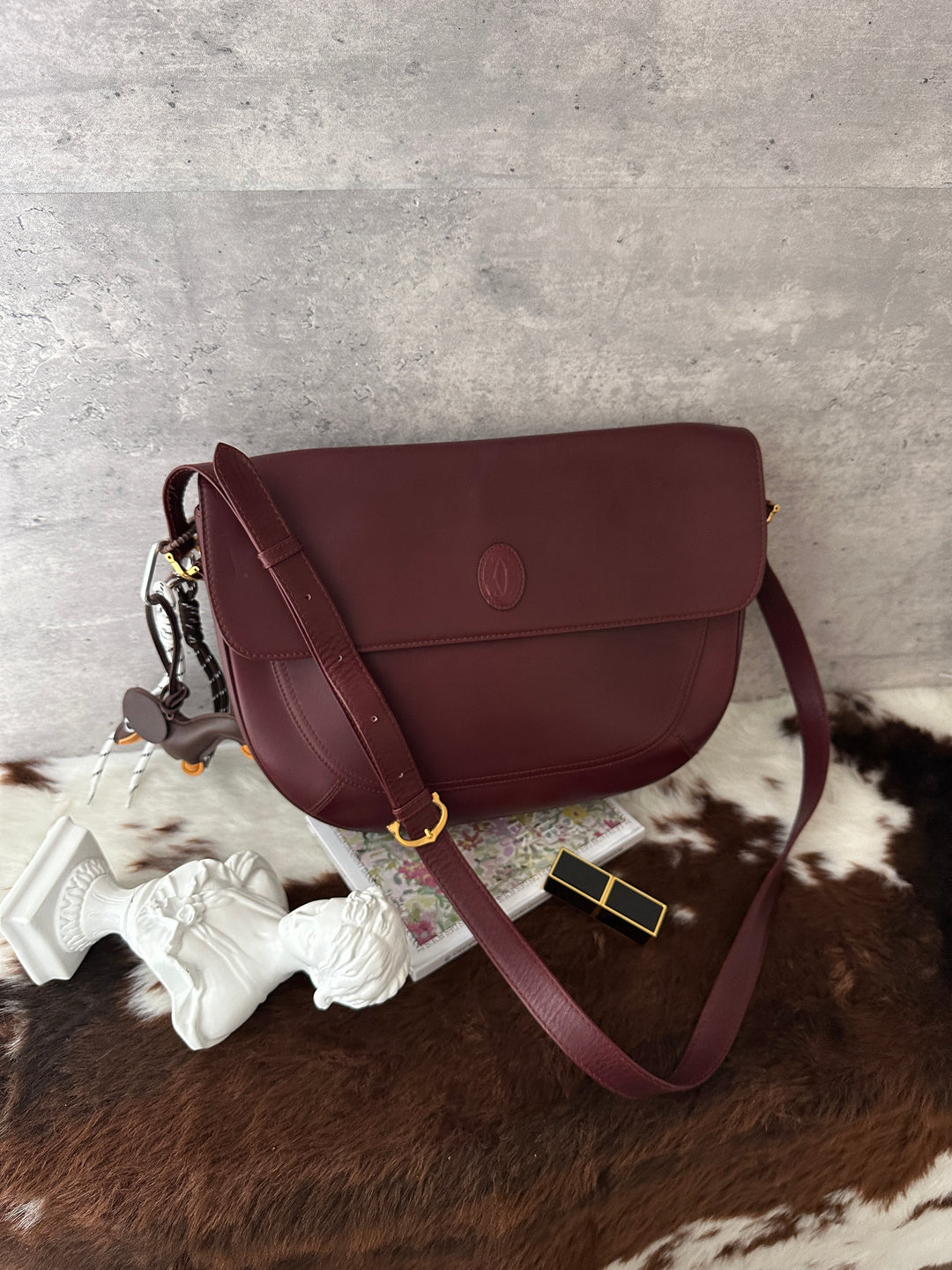 Cartier Burgundy Leather Messenger Bag 🍷｜Roomy Capacity × Crossbody Styling × Elegant Casual Look