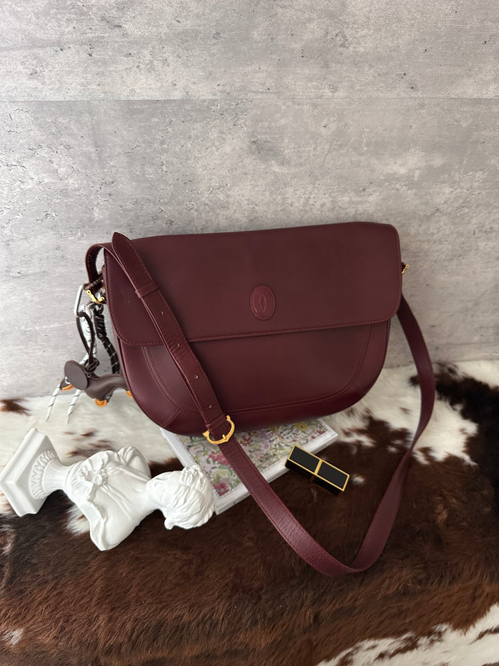 Cartier Burgundy Leather Messenger Bag 🍷｜Roomy Capacity × Crossbody Styling × Elegant Casual Look