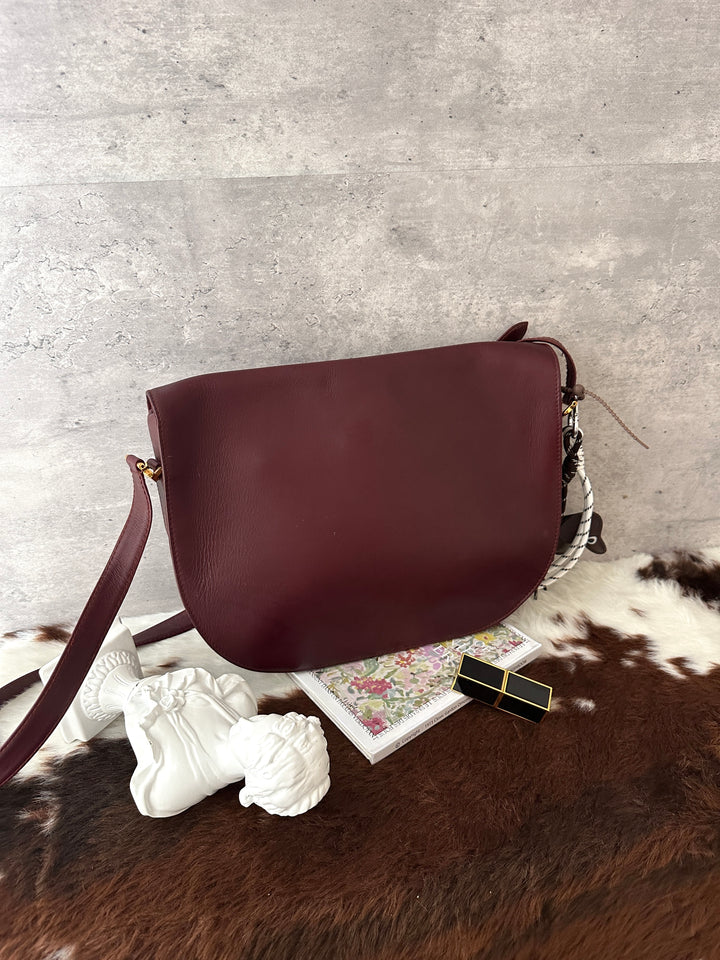 Cartier Burgundy Leather Messenger Bag 🍷｜Roomy Capacity × Crossbody Styling × Elegant Casual Look