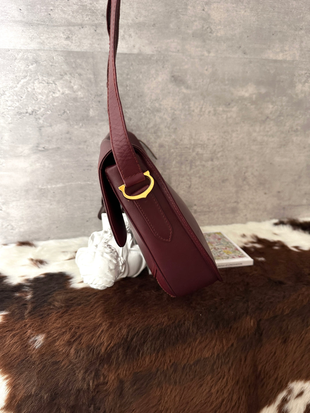 Cartier Burgundy Leather Messenger Bag 🍷｜Roomy Capacity × Crossbody Styling × Elegant Casual Look