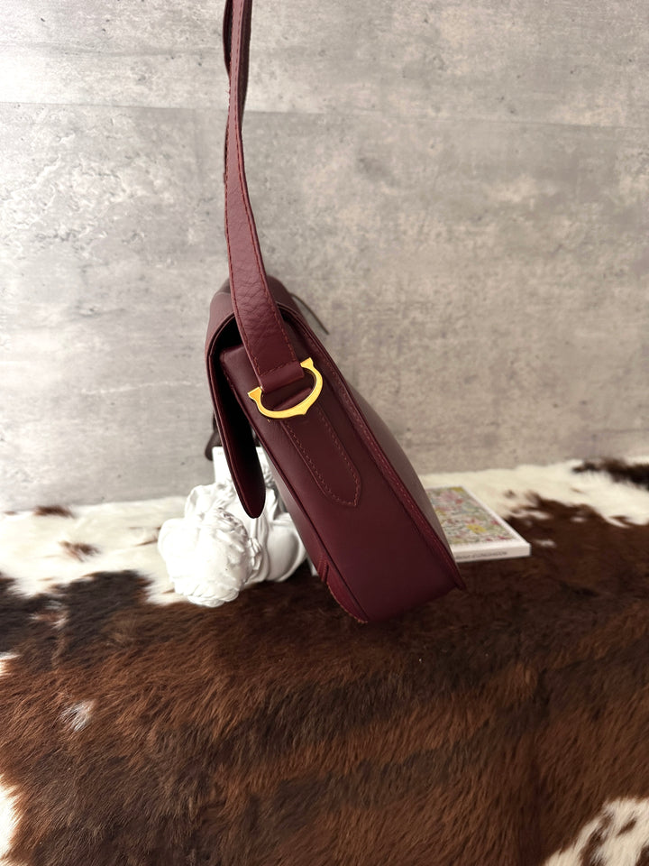 Cartier Burgundy Leather Messenger Bag 🍷｜Roomy Capacity × Crossbody Styling × Elegant Casual Look