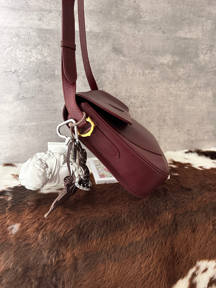 Cartier Burgundy Leather Messenger Bag 🍷｜Roomy Capacity × Crossbody Styling × Elegant Casual Look